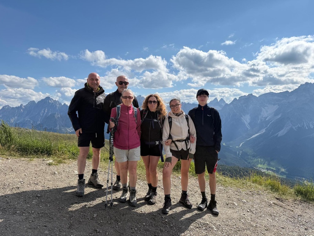 Alberto con la famiglia in montagna
